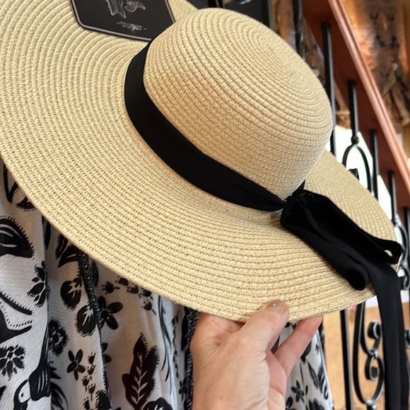 Vince Camuto One Size Black & White Print 2 Piece Ruana And Sun Hat Set - Picture 3 of 15